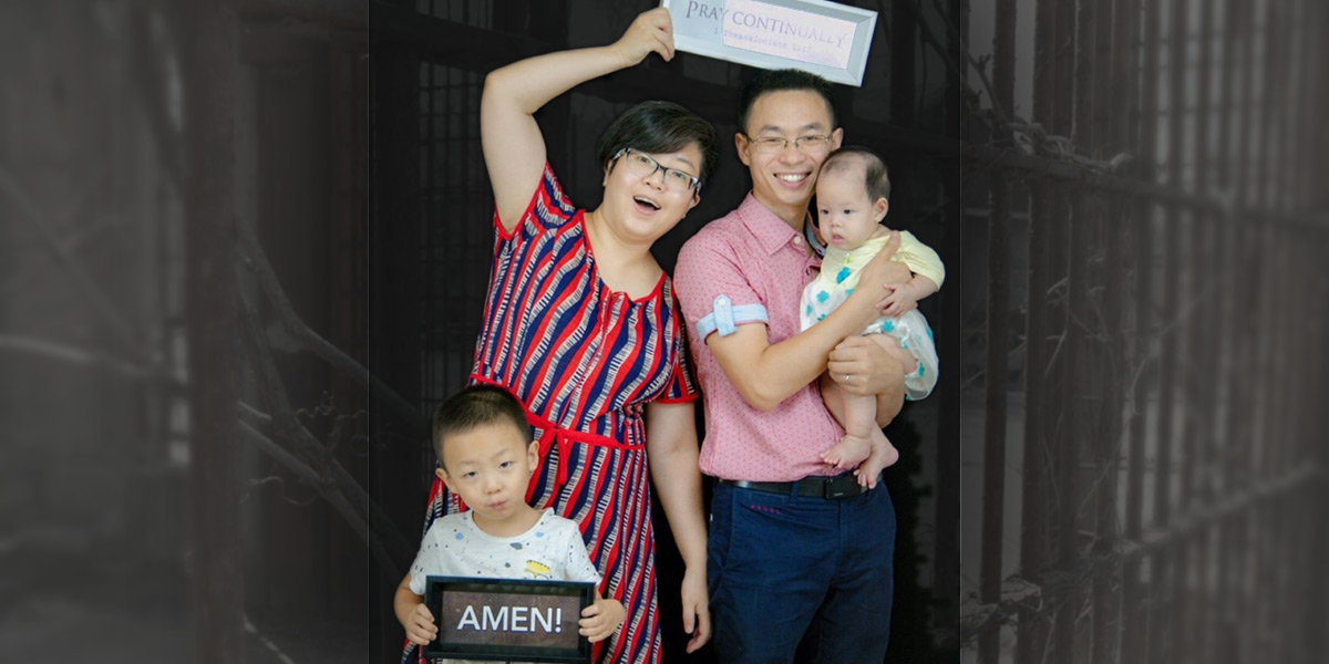 Qin Defu, wife, two children - Photo: Facebook / Pray for Early Rain Covenant Church