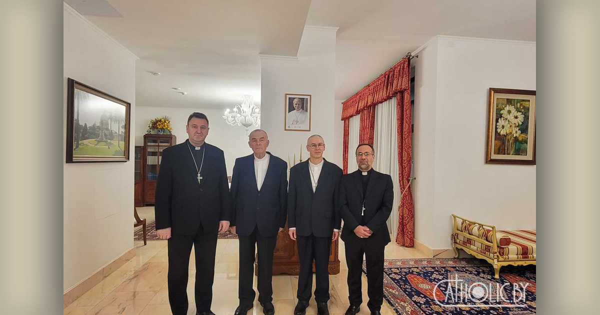 Father Henryk Akalotovich and Father Andrzej Yuchniewicz are standing with Archbishop Ignazio Ceffalia and Archbishop Iosif Stanevsky.