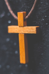 Cross necklace - Photo: Pexels / Thijs van der Weide www.pexels.com