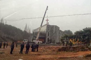 Cross being removed from a Three-Self church in 2014