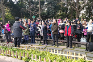 Worshipers meet outside. - Photo: ChinaAid www.chinaaid.org