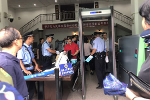 Police presence at John Cao's trial. - Photo: ChinaAid www.chinaaid.org