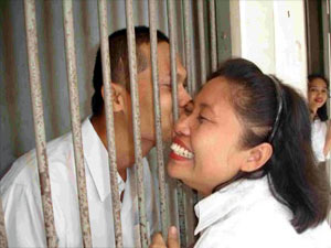Imprisoned Christian leader kissing his wife