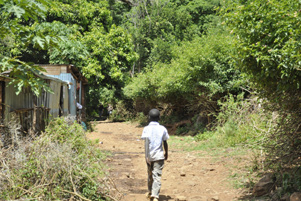 A boy walking through a village in Kenya - Photo: Pixabay / ConserveNature