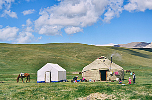 A family in Kyrgyzstan - Photo: Unsplash / Oziel Gomez