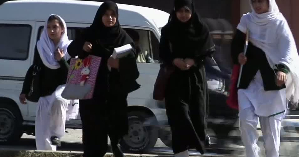 Women are gathered in a city in Pakistan.