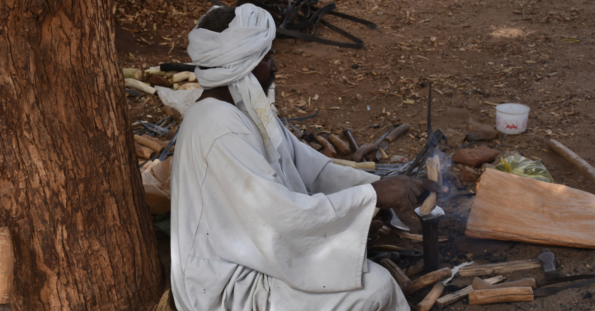 Wood carver in Sudan - Photo: Flickr/Claudiovidri