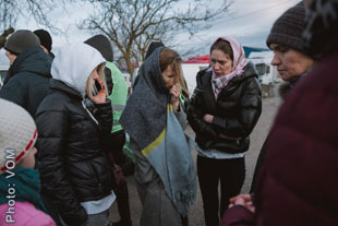 Ukrainian refugees gathered, bundled against the cold. (Photo: VOM)