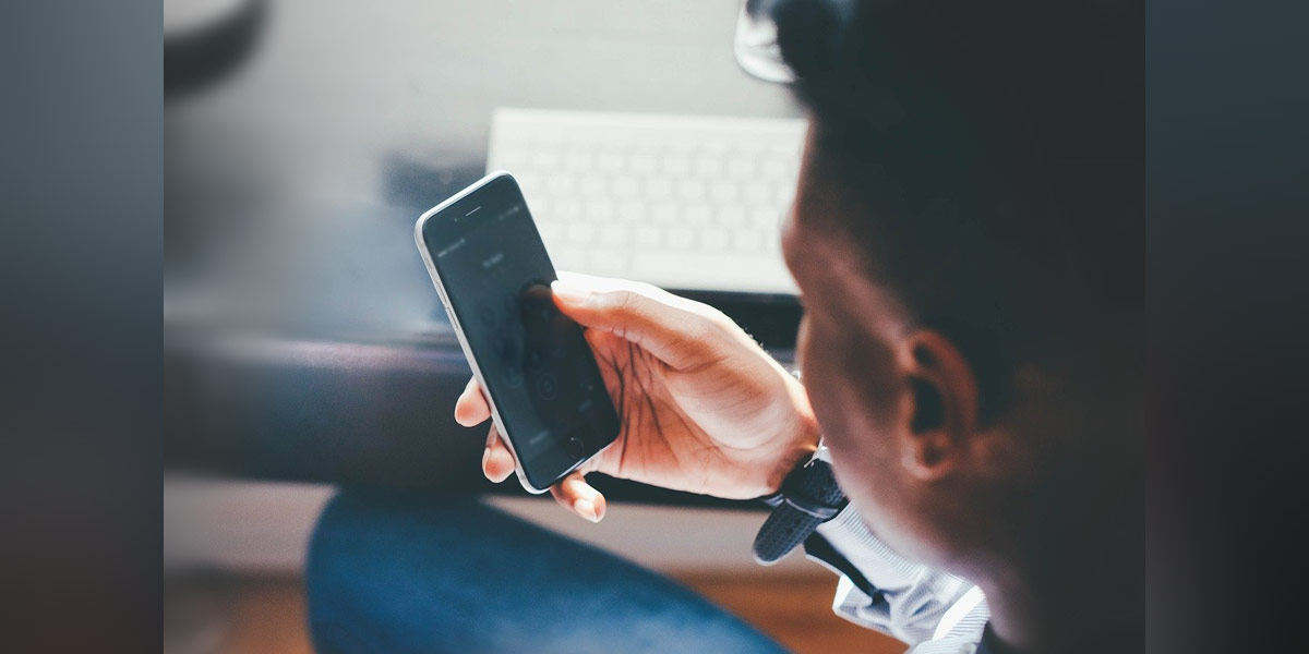 Man checking his phone - Photo: Pixabay / Foundry